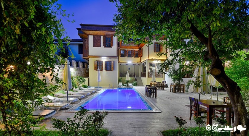 نمای استخر روباز و ساختمان هتل